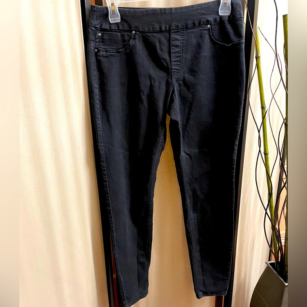 ⬇️ 2/$20.00 ⬇️ Reitmans Size 13 Black/Grey Pull On Slim Jeans.
